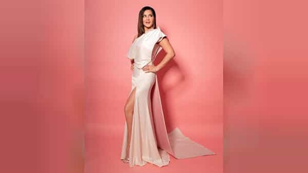 बॉलिवूडची ग्लॅमरस अभिनेत्री सनी लिओनी (Sunny Leone) बर्याचदा सोशल मीडियावर चर्चेत असते. चाहते तिच्या या बोल्ड स्टाईलचे दिवाने आहेत. पण, यावेळी सनी क्यूट स्टाईलमध्ये दिसली आहे. तिने तिची काही छायाचित्रे तिच्या सोशल मीडिया हँडलवर पोस्ट केली आहेत, ज्यात ती एका गाऊनमध्ये दिसली आहे. या फोटोंमध्ये सनी एखाद्या राजकुमारी सारखी दिसत आहे.