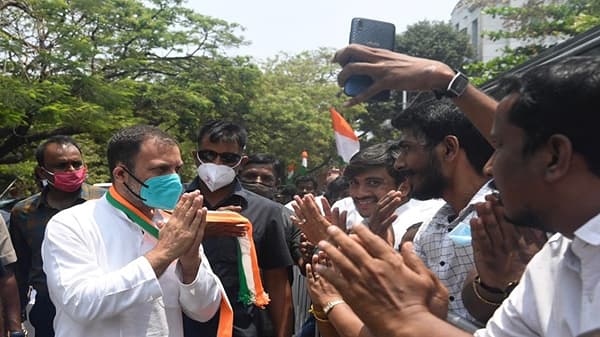 Tamilnadu election 2021 : तामिळनाडूचे मुख्यमंत्री पंतप्रधान मोदींपुढे झुकतात तेव्हा वाईट वाटतं - राहुल गांधी