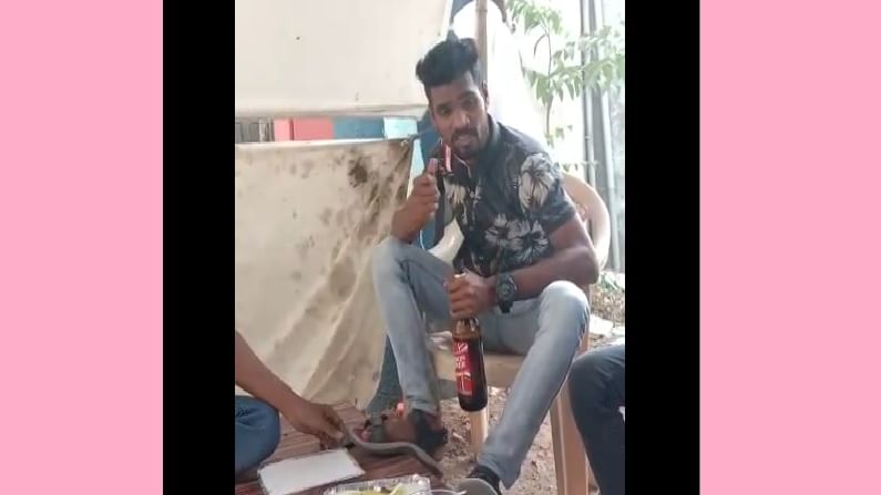 VIDEO | कोव्हिड सेंटरच्या परिसरात कर्मचाऱ्यांची दारुची पार्टी, विरोध केल्यानंतर तरुणाला मारहाण VIDEO | कोव्हिड सेंटरच्या परिसरात कर्मचाऱ्यांची दारुची पार्टी, विरोध केल्यानंतर तरुणाला मारहाण