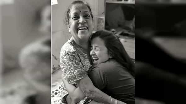 अभिनेत्री अपूर्वा नेमळेकर म्हणजेच महाराष्ट्राची लाडकी शेवंतानं नुकतंच आईसोबत काही फोटो शेअर केले आहेत.