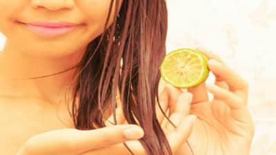 केसांमध्ये कोंड्याची समस्या? लिंबाच्या वापराने करा ही समस्या दूर!