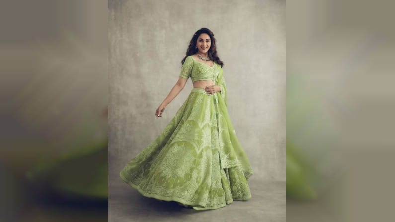 नृत्य आणि अभिनयात तिचा कुणी हात धरू शकत नाहीच, पण तिच्या सौंदर्यालाही कुणी टक्कर देऊ शकत नाही.