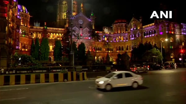 कोरोनाचा प्रादुर्भाव रोखण्यासाठी राज्यात रविवारी रात्रीपासून रात्रीची संचारबंदी लागू करण्यात आली आहे. त्या पार्श्वभूमीवर राज्यातील सर्वच शहर आणि गावांमध्ये पोलिसांकडून दुकाने, हॉटेल्स यांसह विविध आस्थापने बंद करण्यात आली आहे.
