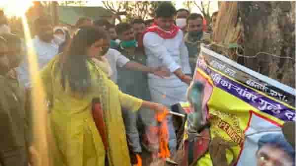 दीपाली चव्हाणला आत्महत्येस प्रवृत्त, आरोपींच्या प्रतिमांचं नवनीत राणांच्या हस्ते होलिकादहन