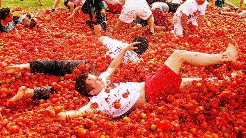 होळीप्रमाणेच स्पेनमध्ये दरवर्षी ला टोमॅटीना (La Tomatina) नावाचा सण साजरा केला जातो. यावेळी फक्त टोमॅटोने होळी साजरी केली जाते. यावेळी लोक एकमेकांवर टोमॅटोचा वर्षाव करतात. 