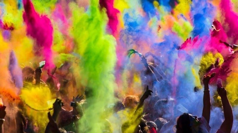 Holi 2021 | होळी... राधा-कृष्णाच्या प्रेमाचा प्रतीक आहे हा सण...