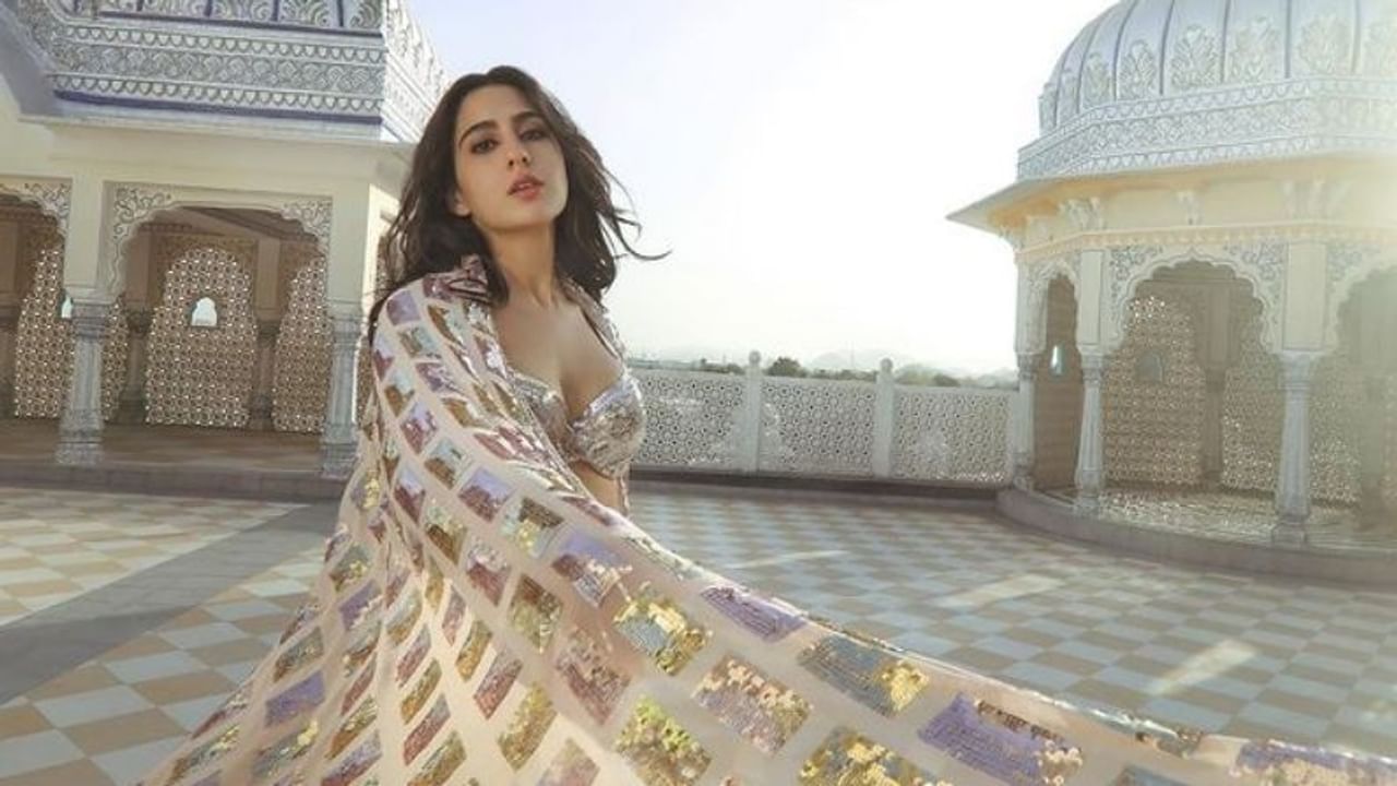 सारा अली खाननं नुकतंच एक फोटोशूट केलं आहे. या फोटोशूटमध्ये तिने सेलिब्रेटी फॅशन डिझायनर मनीष मल्होत्रा यांनी डिझाइन केलेला लेहेंगा परिधान केला आहे.