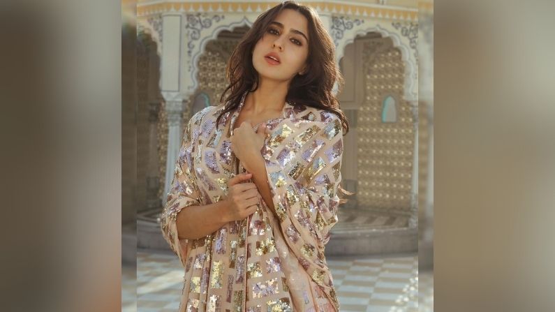 साराचे हे फोटो मनीष मल्होत्रा यांनी त्यांच्या इंस्टाग्राम अकाऊंटवर शेअर केले आहेत. या फोटोंमध्ये सारा प्रचंड सुंदर दिसत आहे.