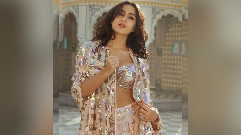 सारा अली खान या लेहेंगामध्ये खूपच सुंदर दिसत आहे. या लेहेंगासोबतच सारानं तिच्या हातात एक अंगठी कॅरी केली आहे. सोबतच तिने कमीतकमी मेकअप केला आहे आणि आपले केस मोकळे ठेवले आहेत.