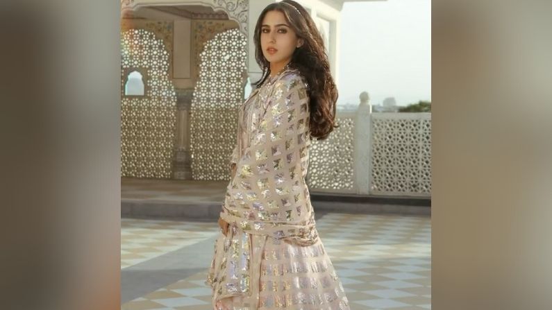 साराने घातलेला लेहेंगा मनीष मल्होत्रा यांच्या 'नूरानियत' कलेक्शनमधील आहे. 