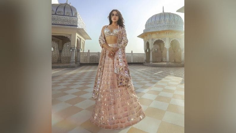 साराच्या वर्क फ्रंटबद्दल बोलायचं झालं तर नुकतंच तिने अक्षय कुमार आणि धनुष यांच्याबरोबर तिच्या 'अतरंगी' चित्रपटाचं शूटिंग पूर्ण केलं आहे.