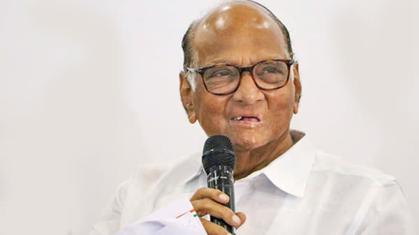 ब्रीच कँडीच्या बेडवरून कोरोनाचा आढावा, अन्नधान्यांच्या साठ्याची घेतली माहिती, शस्त्रक्रिया होऊनही पवार इन अॅक्शन मोड