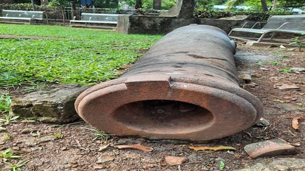 समुद्राने वेढलेल्या मुंबई नगरीचे संरक्षण करण्यासाठी ब्रिटिशांनी अनेक ठिकाणी तोफा बसविल्या होत्या. यापैकी तब्बल १६४ वर्षे जुन्या असणाऱ्या, पण तरीही भरभक्कम असणाऱ्या दोन पोलादी तोफा महापालिकेच्या घाटकोपर परिसरात असणाऱ्या 'लायन्स चिल्ड्रन पार्क'मध्ये आहेत. या तोफांना एक नवी झळाळी मिळावी, या दृष्टीने या दोन्ही तोफा भव्य-दिव्य पद्धतीने पुन्हा स्थापित करण्याच्या प्रस्तावास अतिरिक्त महापालिका आयुक्त (पूर्व उपनगरे) श्रीमती आश्विनी भिडे यांनी मंजुरी दिली आहे.