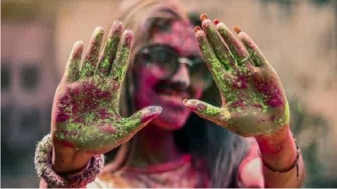 होळी खेळताना नखांवर रंग लागलाय? जाणून घ्या नखांचा बचाव करण्याचे प्रभावी उपाय!