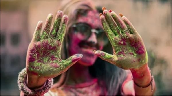 होळी खेळताना नखांवर रंग लागलाय? जाणून घ्या नखांचा बचाव करण्याचे प्रभावी उपाय!