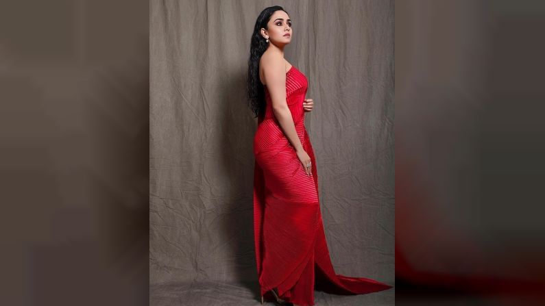 नुकतंच पार पडलेल्या ‘फिल्मफेअर’ पुरस्कार सोहळ्यात अमृतानं आपल्या अदाकारीनं सर्वांची मनं जिंकली आहे. लाल रंगाच्या ड्रेसमध्ये ती कमालीची सुंदर दिसली. 