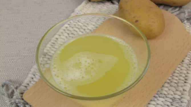 केस गळतीमुळे त्रस्त आहात? मग बटाट्याच्या रसापासून तयार करा नैसर्गिक हेअरपॅक