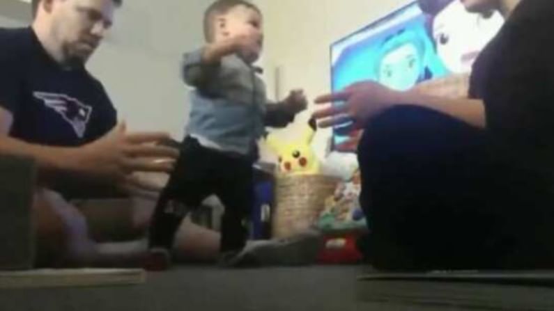 Video | बाळाने पहिलं पाऊल टाकलं, वडिलांची रिअ‌ॅक्शन पाहून नेटकरी भावूक; व्हिडीओ एकदा पाहाच