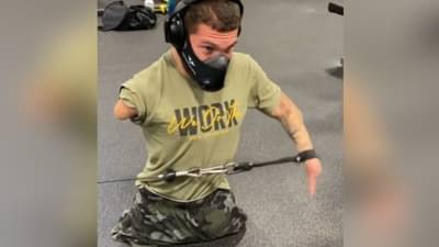 दोन्ही पाय एक हात नसतानाही बास्केटबॉल खेळतो, जिममध्ये वेट लिफ्टिंग, जगाला प्रेरणा देणारी ही व्यक्ती कोण?