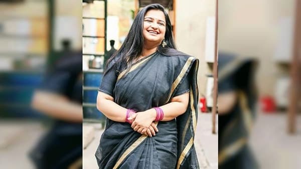 झी मराठीवरील लोकप्रिय मालिका ‘येऊ कशी तशी मी नांदायला’ सध्या चाहत्यांच्या पसंतीस उतरत आहे. या मालिकेतील ओम आणि स्वीटूमधील केमिस्ट्री प्रेक्षकांना आता जवळची वाटू लागली आहे. मालिकेतील मुख्य भूमिकेत असलेल्या स्वीटूनं आपल्या निरागस आणि सोज्वळतेने सगळ्यांचं लक्षं आपल्याकडे वेधून घेतलं आहे. स्वीटूची भूमिका साकारत असलेल्या अभिनेत्रीचं नाव अन्विता फलटणकर आहे.