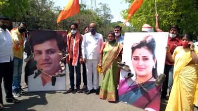 नवनीत राणा-रवी राणांविरोधात शिवसेना आक्रमक, अमरावतीत फोटोंना चपलांचा हार घालत घोषणाबाजी