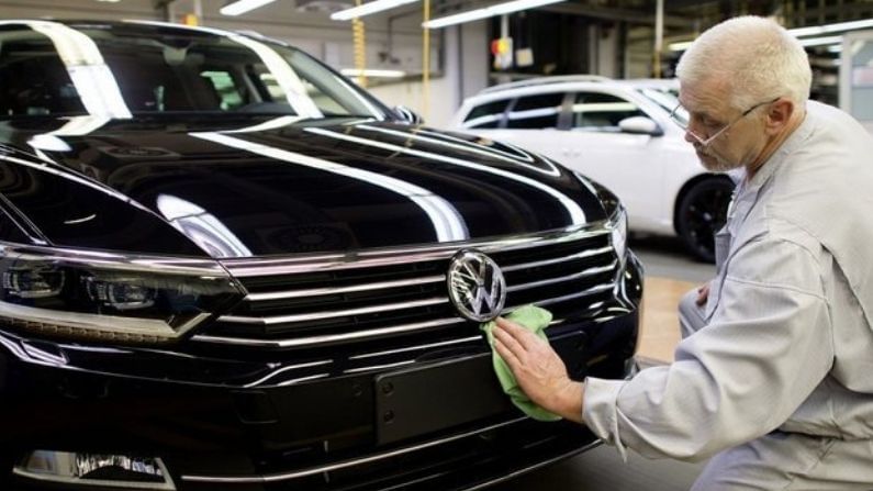 Volkswagen कंपनी स्वतःचं नाव बदलणार, नव्या नावामागे दूरदृष्टी Volkswagen कंपनी स्वतःचं नाव बदलणार, नव्या नावामागे दूरदृष्टी