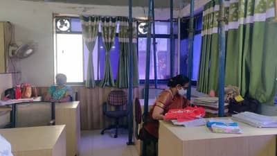 सरकारी कार्यालयात खुर्च्या कमी, टेकूच जास्त, डळमळणाऱ्या इमारतीत कर्मचाऱ्यांचा जीव धोक्यात