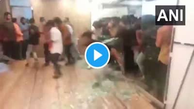 Video | नारळ वाढवून अभिनेत्याच्या फोटोची पूजा, पवन कल्याणच्या ‘वकील साब’च्या ट्रेलर लाँच दरम्यान थिएटरमध्ये राडा!