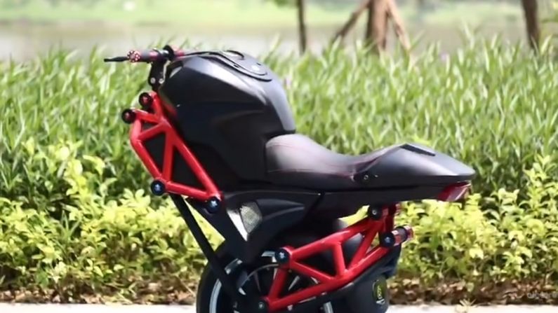 चिनी ई-कॉमर्स ग्रुप अलीबाबाने वन व्हील इलेक्ट्रिक बाईक (One Wheel Electric Bike) सादर केली आहे, जी तुमच्या पसंतीस उतरेल. अलीबाबाने यापूर्वीच इलेक्ट्रिक वाहन बाजारात जोरदार एंट्री घेतली आहे. अलीकडेच त्यांनी SAIC सह नवीन इलेक्ट्रिक कार लॉन्च करण्यासाठी वायरलेस चार्जिंग सादर करण्याची घोषणा केली आहे. 