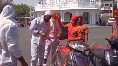 Photos: कोरोनाचा कहर, तरीही रंगांचा आनंद साजरा, मेडिकलच्या विद्यार्थ्यांकडून PPE किट घालून होळी उत्सव