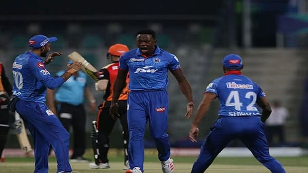 IPL 2021 : यंदाच्या पर्पल कॅपचा मानकरी कोण? हे 4 बोलर्स प्रबळ दावेदार...