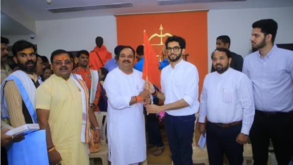 आदित्य ठाकरेंच्या उपस्थितीत काँग्रेसमधून शिवसेनेत, आता थेट प्रवक्तेपदाची बक्षिसी