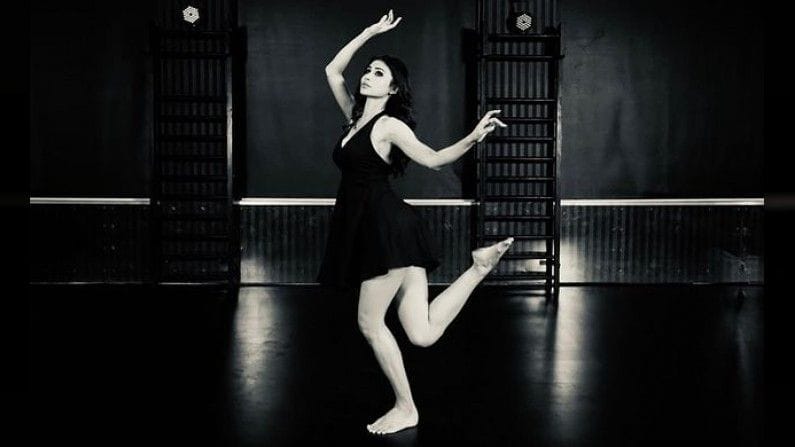 आपल्या अभिनयानं आणि हॉट अंदाजानं चाहत्यांच्या मनात एक वेगळी जागा निर्माण केलेली अभिनेत्री मॉनी रॉय सध्या सोशल मीडियावर नवनवीन अंदाजात फोटो शेअर करतेय. 