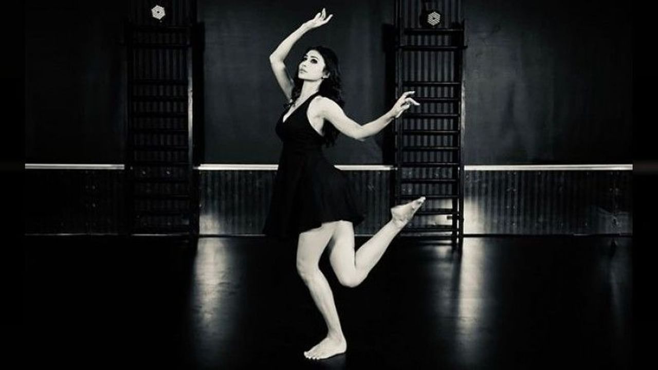 आपल्या अभिनयानं आणि हॉट अंदाजानं चाहत्यांच्या मनात एक वेगळी जागा निर्माण केलेली अभिनेत्री मॉनी रॉय सध्या सोशल मीडियावर नवनवीन अंदाजात फोटो शेअर करतेय.