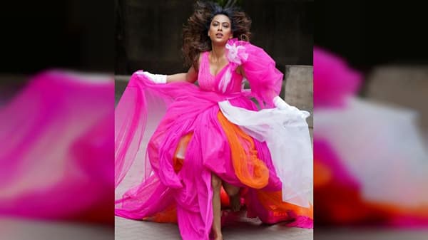 बोल्ड अँड ब्युटिफूल अभिनेत्री निया शर्मा नेहमी सोशल मीडियावर सक्रिय असते. नवनवीन फोटो शेअर करत ती चाहत्यांच्या दिलाचा ठोका वाढवते.