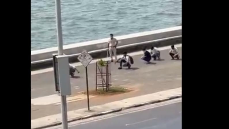 Video | समुद्रात जाऊन तरुणांची मस्ती, मुंबई पोलिसांनी थेट कोंबडा होऊन पळायला लावलं, व्हिडीओ व्हायरल