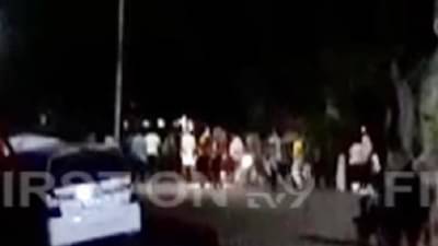 VIDEO: धुळ्यात तुफान राडा, आरोपींना सोडवण्यासाठी जमावाचा पोलीस ठाण्यावर हल्ला, गोळीबारात दोघे जखमी