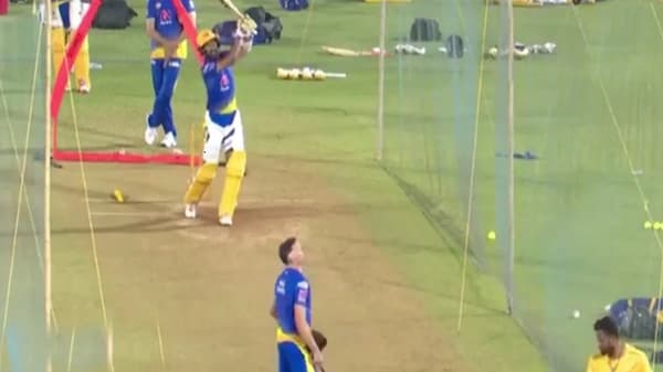 IPL 2021 : चेतेश्वर पुजाराचे उत्तुंग षटकार, नेटकरी म्हणतात, धोनीच्या संगतीचा परिणाम?