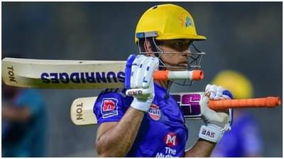 IPL 2021 : धोनीचं शस्त्र सज्ज, बॅटला धार चढवली, छन्नी-हातोड्याने बॅटला शेप, पाहा VIDEO