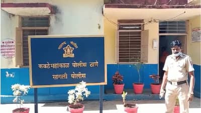 झोपलेल्या सावत्र आईवर कुऱ्हाडीचे वार, हत्येप्रकरणी सांगलीत मुलाला अटक