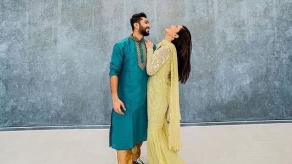 बिग बॉस फेम अभिनेत्री गौहर खान आणि प्रसिद्ध कोरिओग्राफर जैद दरबार सध्या सोशल मीडियावर चांगलेच कपल गोल्स देत आहेत.