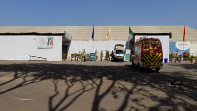 पिपंरी चिंचवडमधील जम्बो कोविड सेंटरमध्ये पहिल्याच दिवशी डॉक्टर आणि रुग्णांना फुटला घाम!