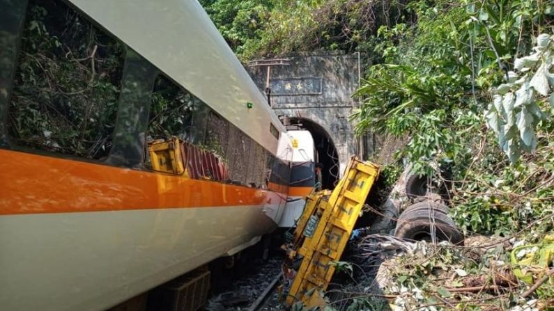 Train Derailed in Taiwan:तैवानमध्ये रेल्वे रुळावर ट्रक कोसळला, दुर्घटनेत 36 प्रवाशांचा मृत्यू