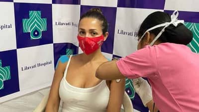 Malaika Arora Vaccine | कोरोनाची लस घेतानाही दिसला मलायकाचा ग्लॅमरस अंदाज, पहिलाच डोस घेताना म्हणाली...