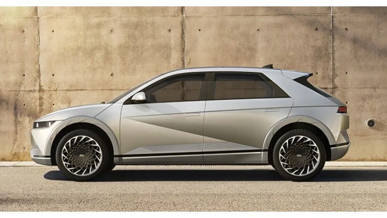 सिंगल चार्जवर 480KM रेंज, Hyundai Ioniq 5 च्या बुकिंगसाठी ग्राहकांच्या रांगा सिंगल चार्जवर 480KM रेंज, Hyundai Ioniq 5 च्या बुकिंगसाठी ग्राहकांच्या रांगा
