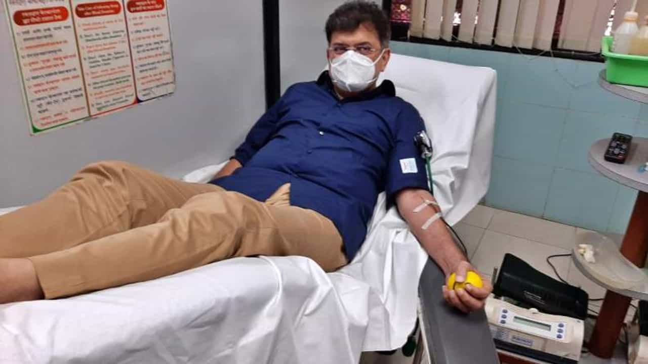 कोणी तरी रक्ताअभावी तडफडून मरतोय, हे महाराष्ट्राला भूषणावह नाही, जितेंद्र आव्हाड यांचं रक्तदान आवाहन