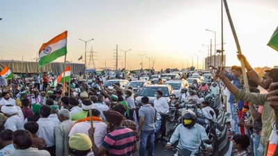 PHOTOS: शेतकरी नेते राकेश टिकैत यांच्या हल्ल्याविरोधात शेतकरी रस्त्यावर, दिल्लीच्या सीमेवरील रस्त्यांवर ट्रॅफिक जाम