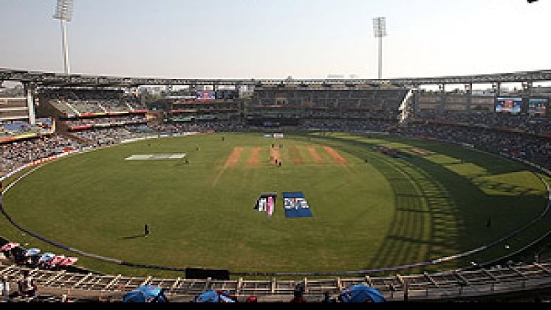 IPL 2021 : वानखेडे स्टेडियमध्ये पुन्हा कोरोनाची एन्ट्री, आणखी कर्मचारी पॉझिटिव्ह, मुंबईत आयपीएल सामन्यांवर संकट?