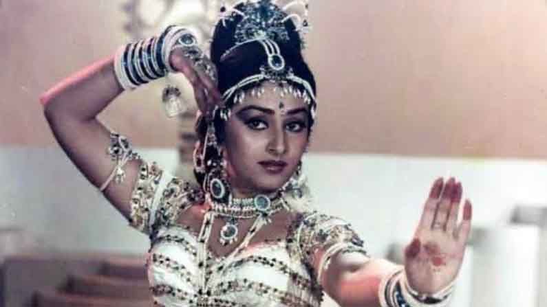 ज्येष्ठ अभिनेत्री जया प्रदा (Jaya Prada) आज त्यांचा 66वा वाढदिवस साजरा करत आहे. आजही आपल्या सदाबहार सौंदर्याने त्या रसिकांच्या मनाला घायाळ करतात.