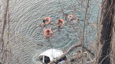 वडिलांचा गाडीवरचा ताबा सुटला, कार थेट खडकवासला धरणात; आईसह तीन मुलींचा बुडून मृत्यू